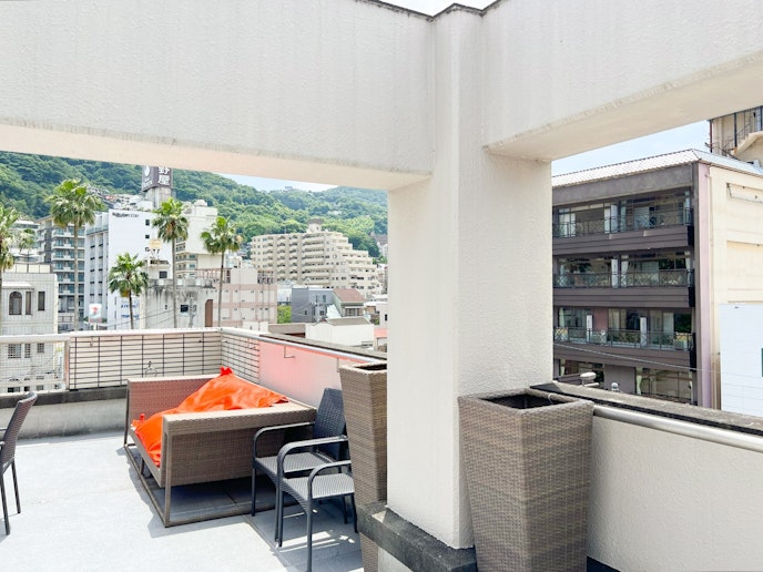 ・【テラス】椅子・テーブル他、ソファも設置。陽気のいい日は外でのお食事もおすすめ