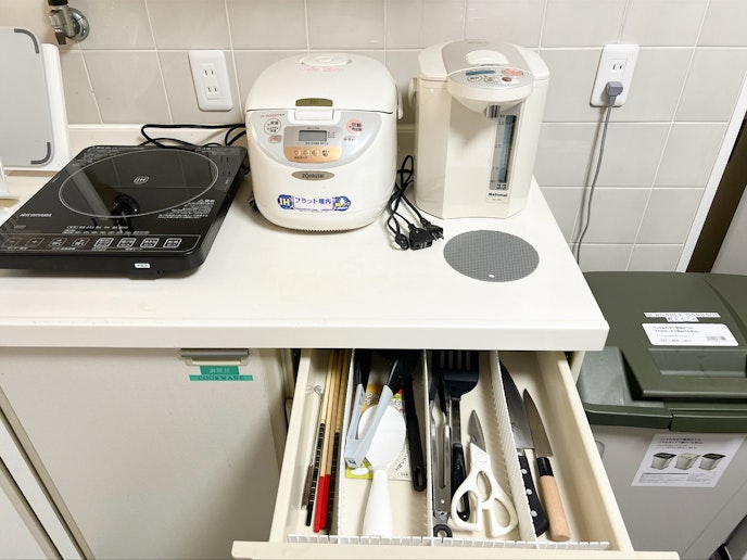 ・【2階キッチン】IHコンロや炊飯器、電気ポット等、基本的な調理家電をご用意