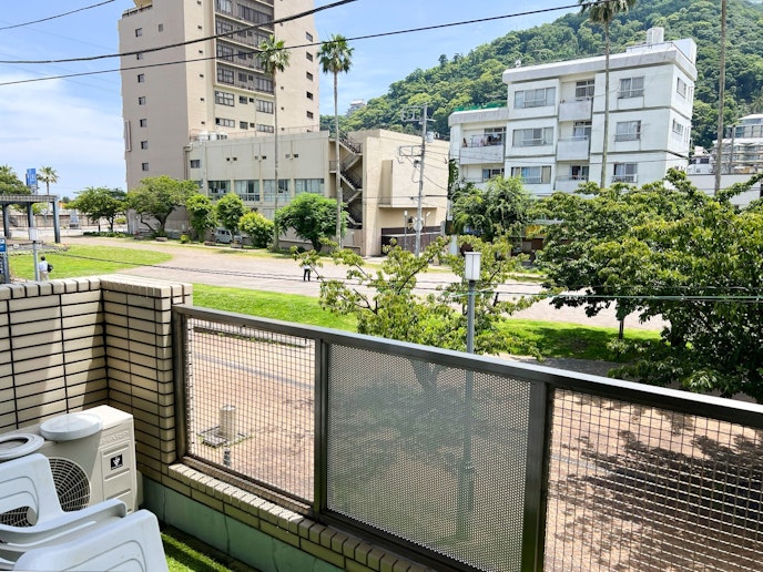 ・【2階ベランダ】目の前には「渚小公園」。遮る建物がないので開放感があります