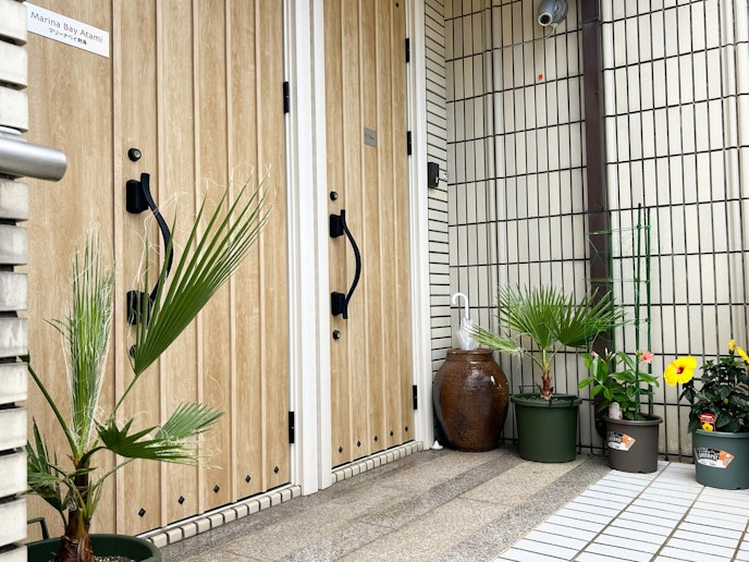 ・【エントランス】2階フロアと3階フロアで入口が分かれております