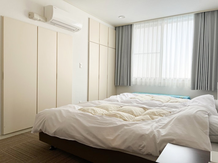 ・【3階寝室】白を基調とした清潔感のあるお部屋。窓から自然光がさし込みます