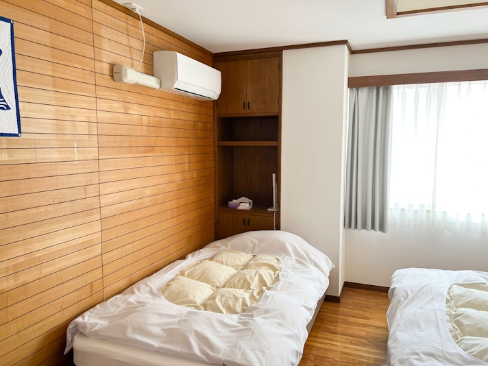 ・【3階寝室】シングルベッドを2台設置。3階には寝室が4室ございます