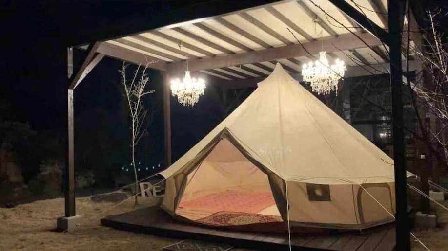 テントの上に屋根を設置したので、雨や雪でも安心してお過ごし頂けます。