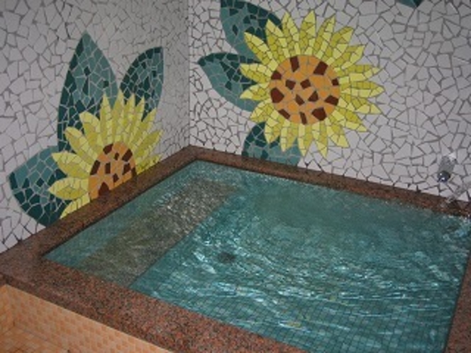 天然ラドン温泉の浴室の一例。　ヒマワリ湯