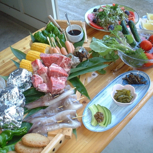 夏場のお楽しみ♪　バーベキューコースの一例　自家製のみずみずしい夏野菜とともに