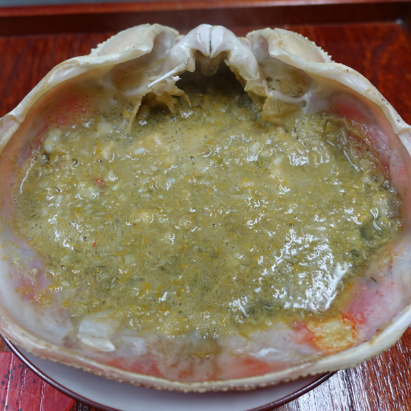 こだわりの甲羅焼きカニみそ　女将が絶妙のさじ加減で、お一人さま様ずつ甲羅で焼き上げます