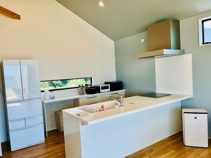 １Fリビングダイニング、広々したフルオープンキッチン、家族や友人と料理を楽しむことができます。