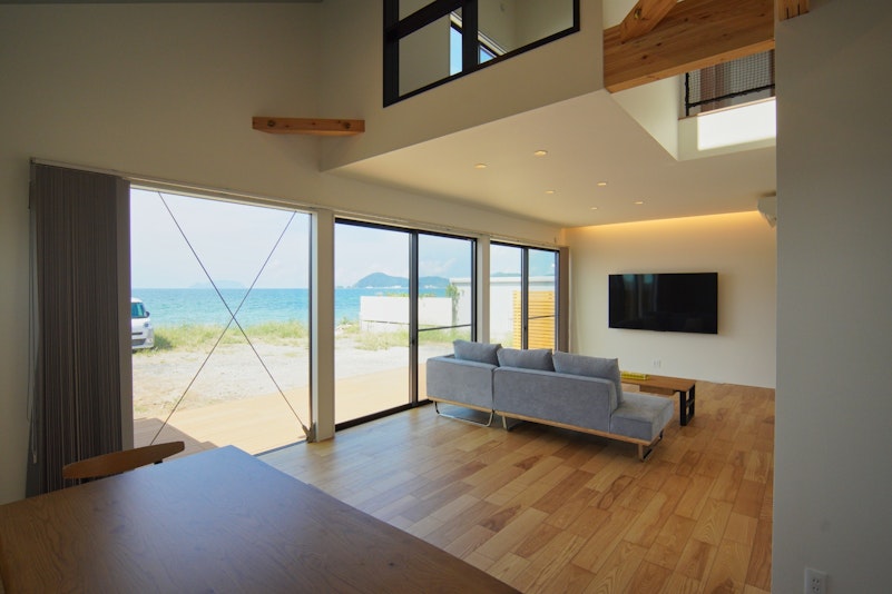 １Fリビングダイニング、広いお庭と海の眺望、地平線まで見ることができます。