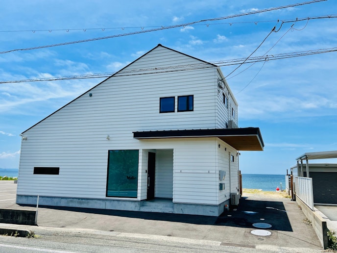 外観（正面）建物右に縦列2台駐車できます。（駐車台数3台アスファルト部分+庭使用5台）