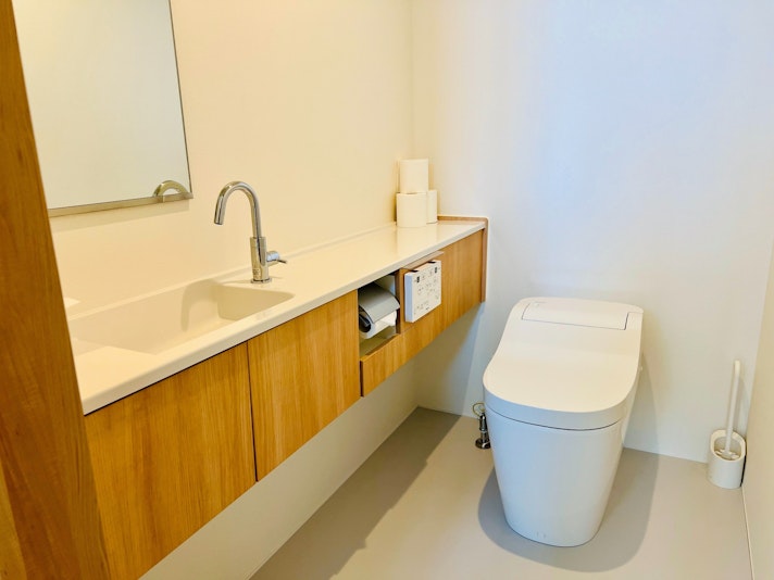 ２Fトイレ、手洗いカウンターが別にあって広々とした使いやすいトイレで夜中もトイレに行きやすいです。