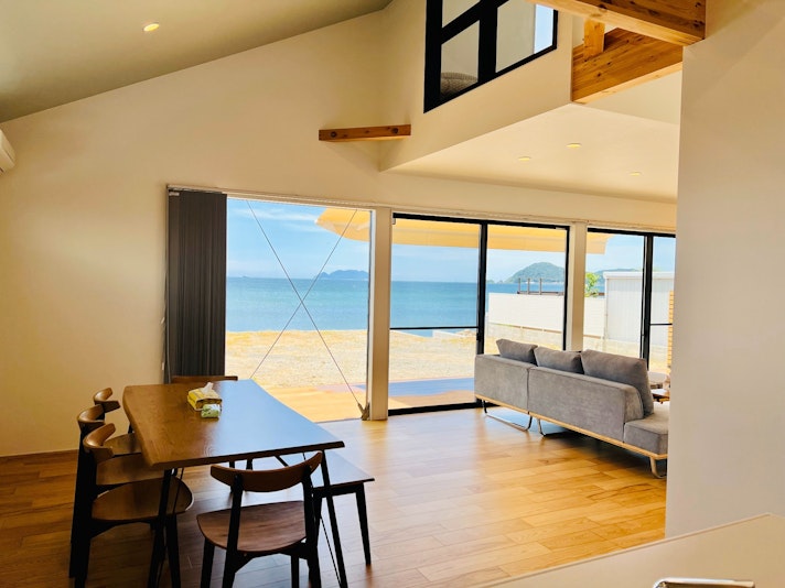 １Fリビングダイニング、開放的な空間で料理をしながら、関門海峡を通過する大型船を見ることができます。