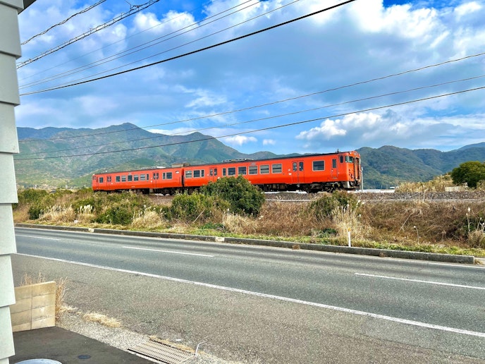 玄関先の景色です。レトロな電車が時折通過します。