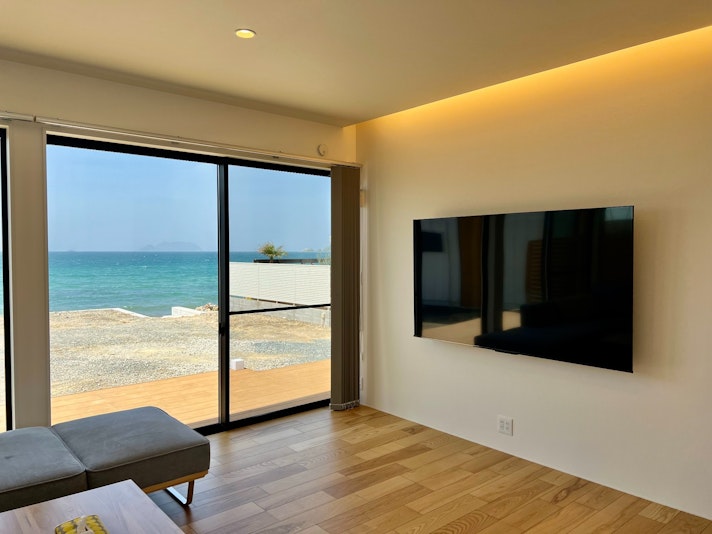 １Fリビングダイニング、75インチ大型インターネットテレビがあります。※地上波放送は映りません。）