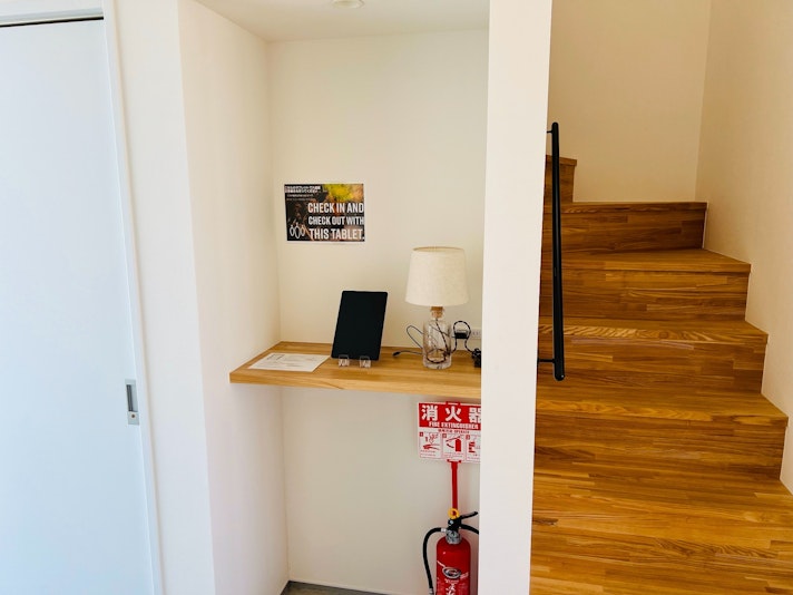 チェックイン・アウトに使うタブレット端末は、玄関入ってすぐに置いております。