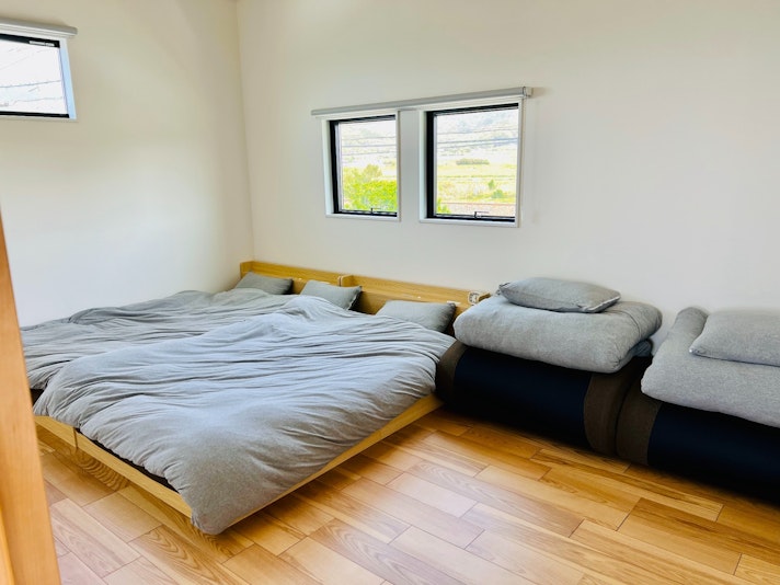 ２F洋室１，雄大な山の景色と、時折レトロな電車も見ることが出来ます。