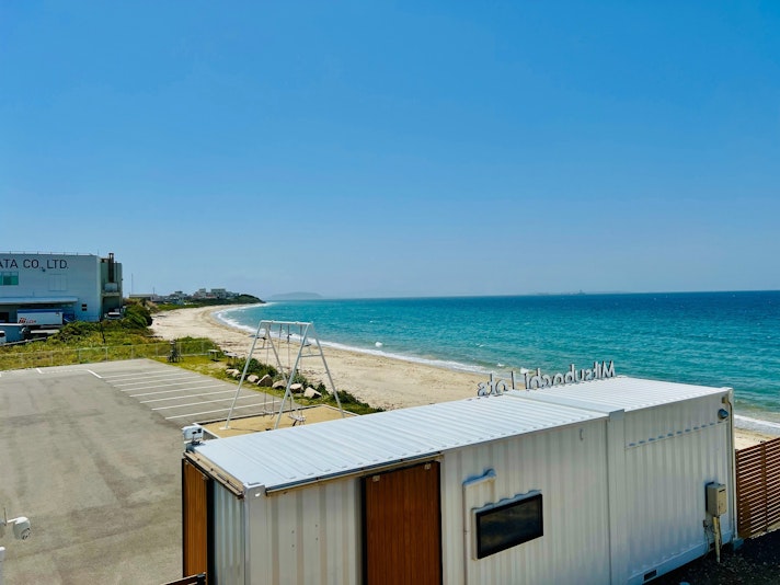 ２F洋室２，二階から見える景色、隣の福江ビーチには大きなブランコがあります。