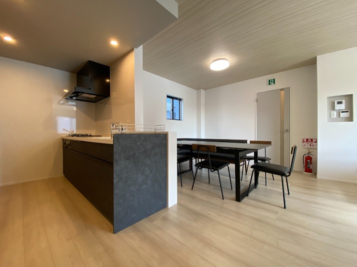 20帖のリビング。ダイニングテーブルもあります