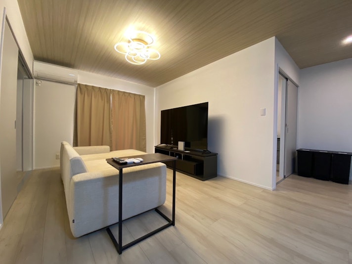 75インチの大画面テレビ！Netflixなどのサブスク見放題です。