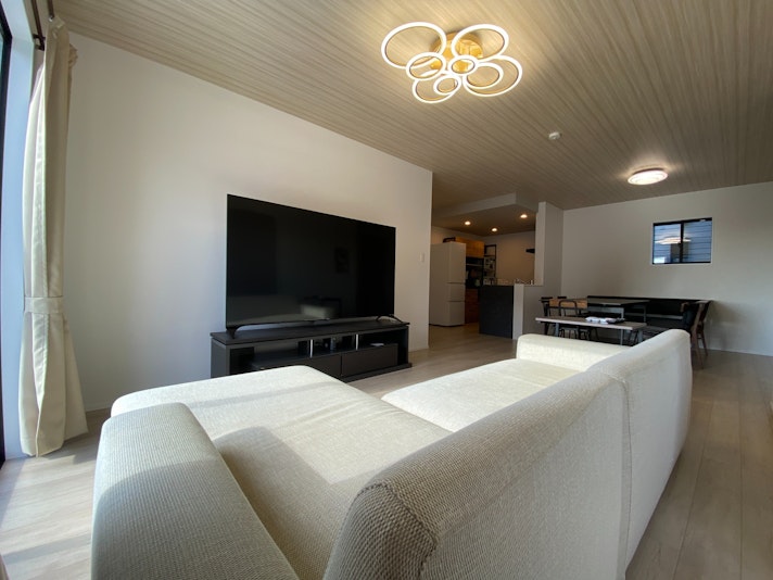 75インチの大画面テレビ。サブスクなどの動画も視聴可能