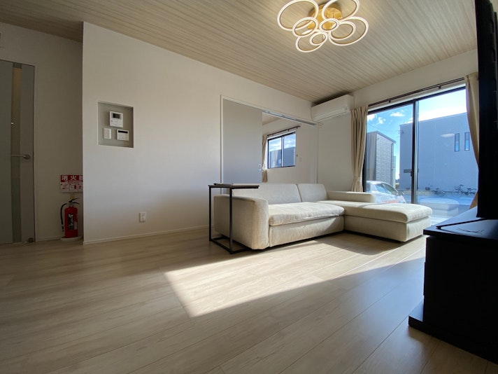 明るい日差しが入り込むリビング