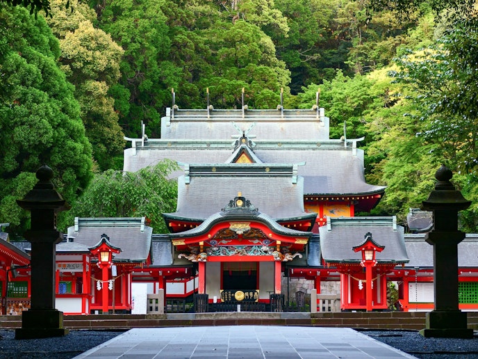国宝霧島神宮まで車で10分