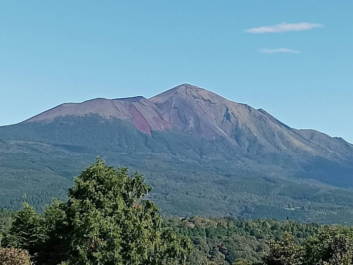 窓から望める　高千穂の峰