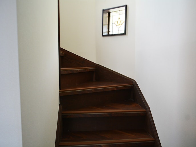 階段上の小窓はステンドグラス