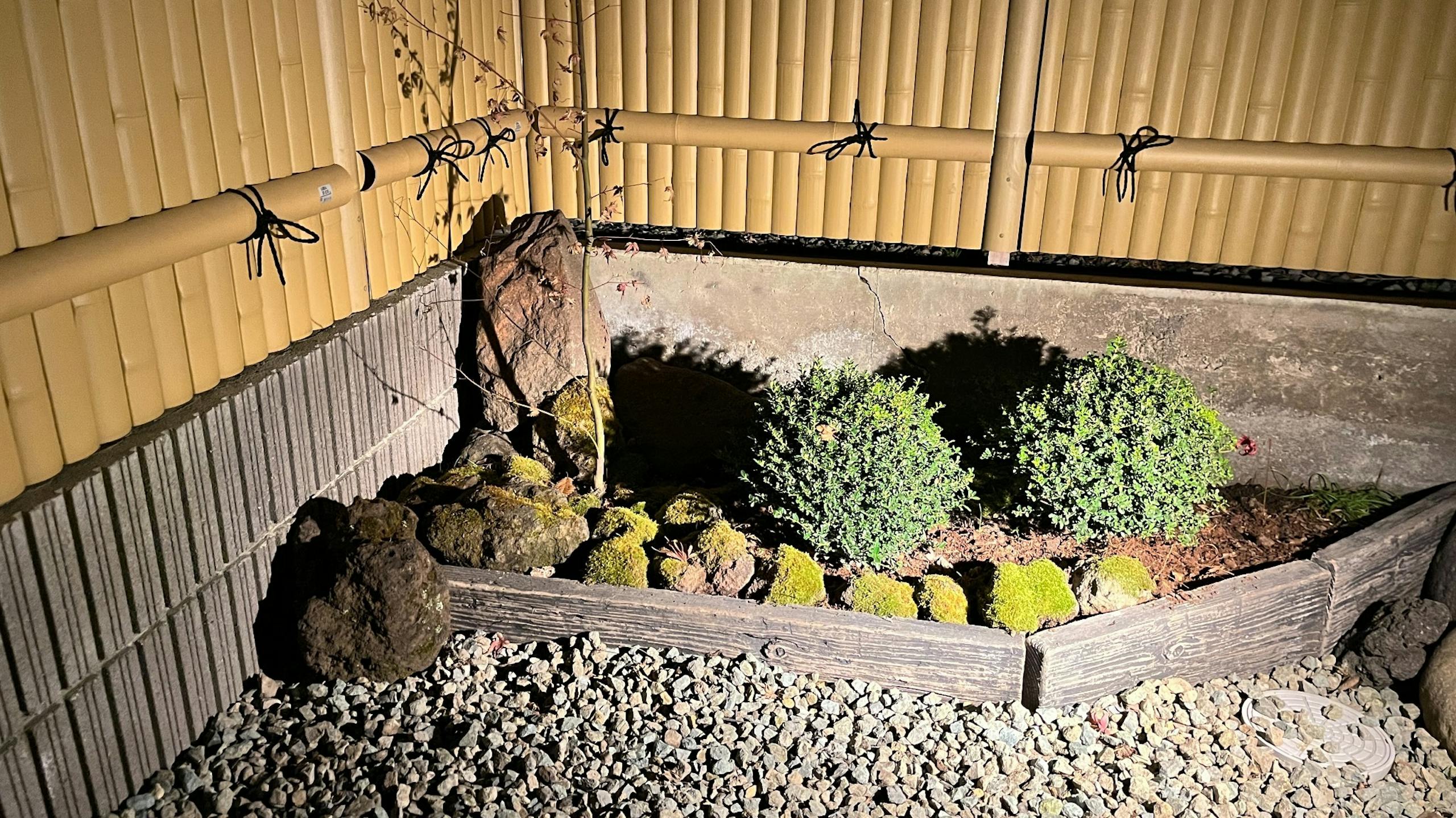 浴室からは箱庭を眺められます。