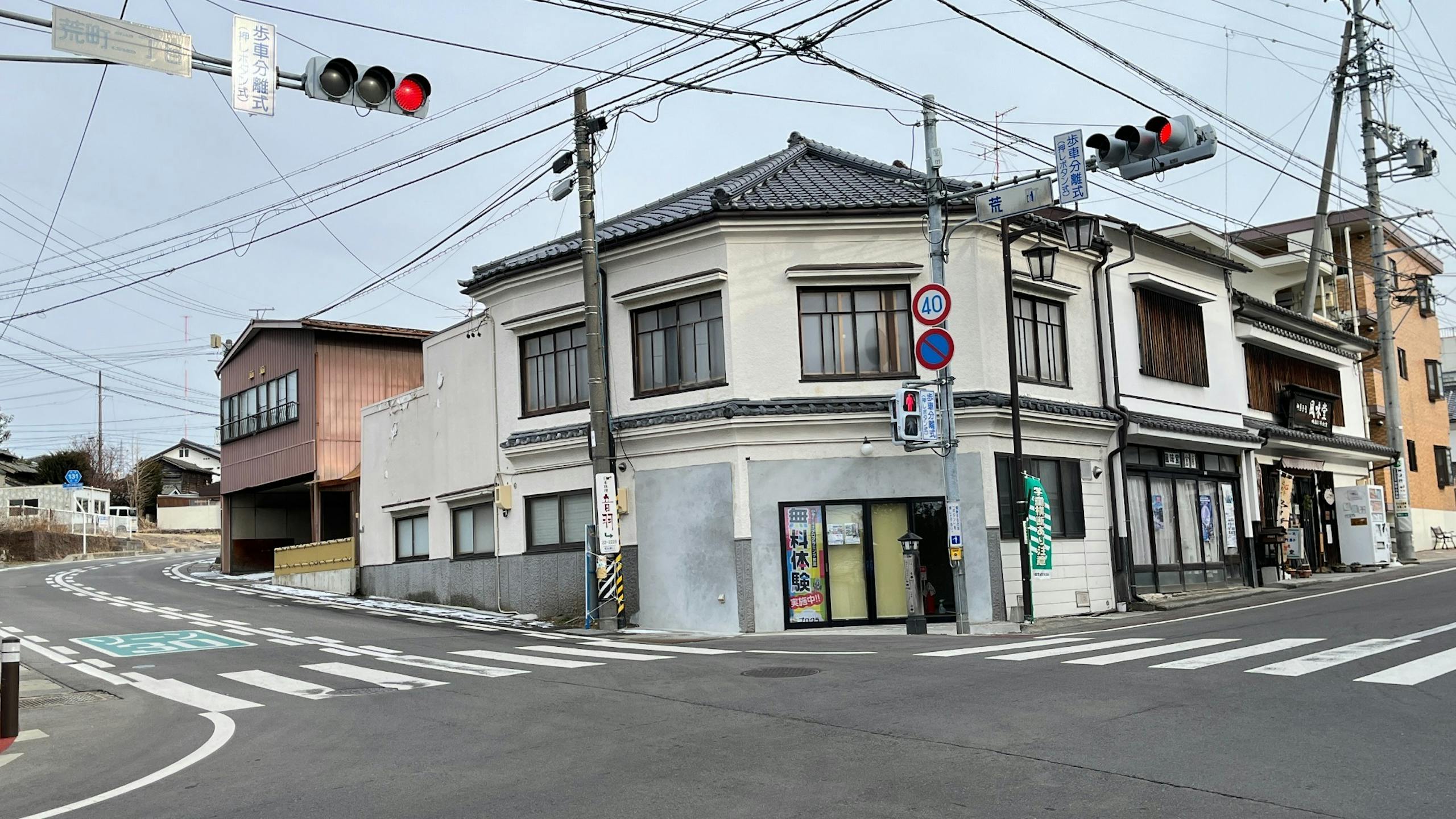 旧北国街道、荒町交建物の裏手に駐車場と入り口があります。