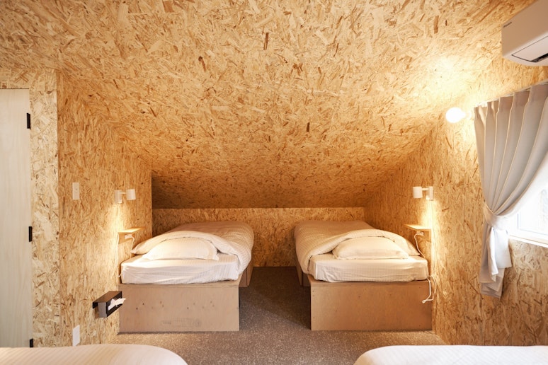 2階寝室、ベット4台。