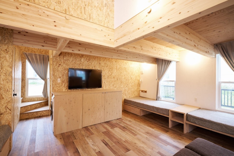 リビングを向かい右側は、ソファ兼ベッドの仕様です。