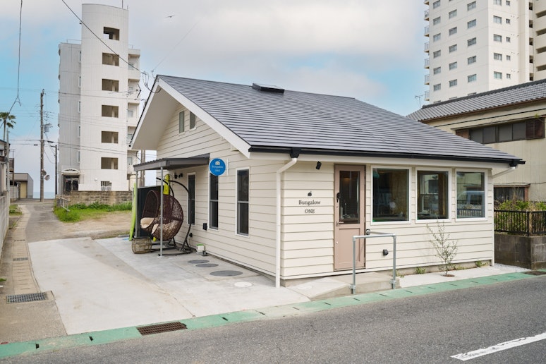 Bungalow One外観。小道の先は海。