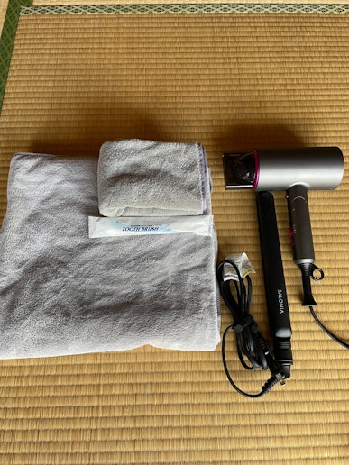 バスタオル、フェイスタオル、歯ブラシ、ドライヤー、ヘアアイロンご用意しています