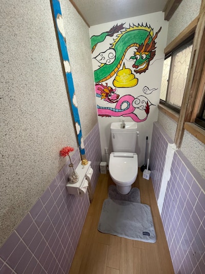 龍神様をイラストしたトイレとなっております
