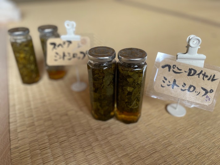 自家栽培のミントシロップ漬けです