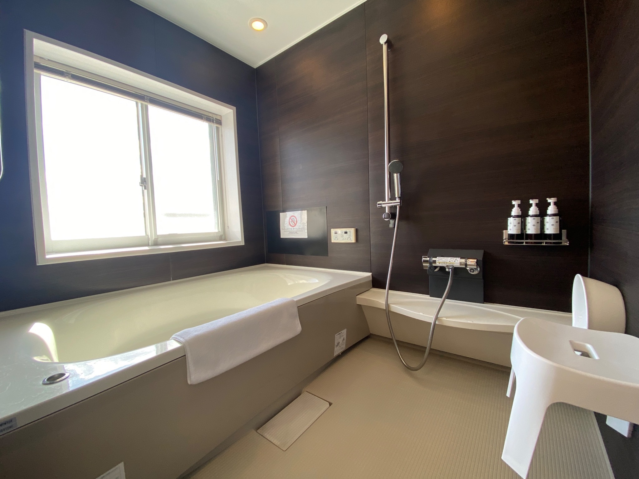 広いお風呂。お風呂から壮大な空を望めます