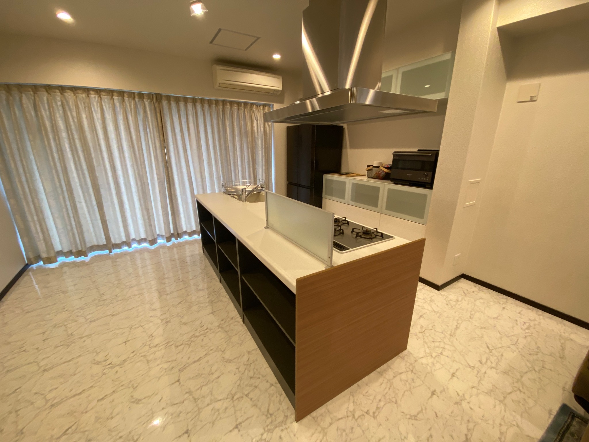 【ペントハウス２階リビング】広々キッチン