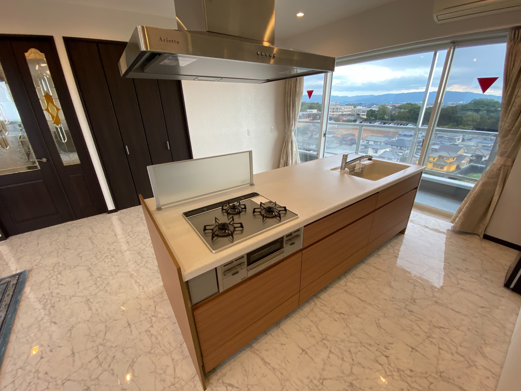 【ペントハウス２階リビング】広々キッチン