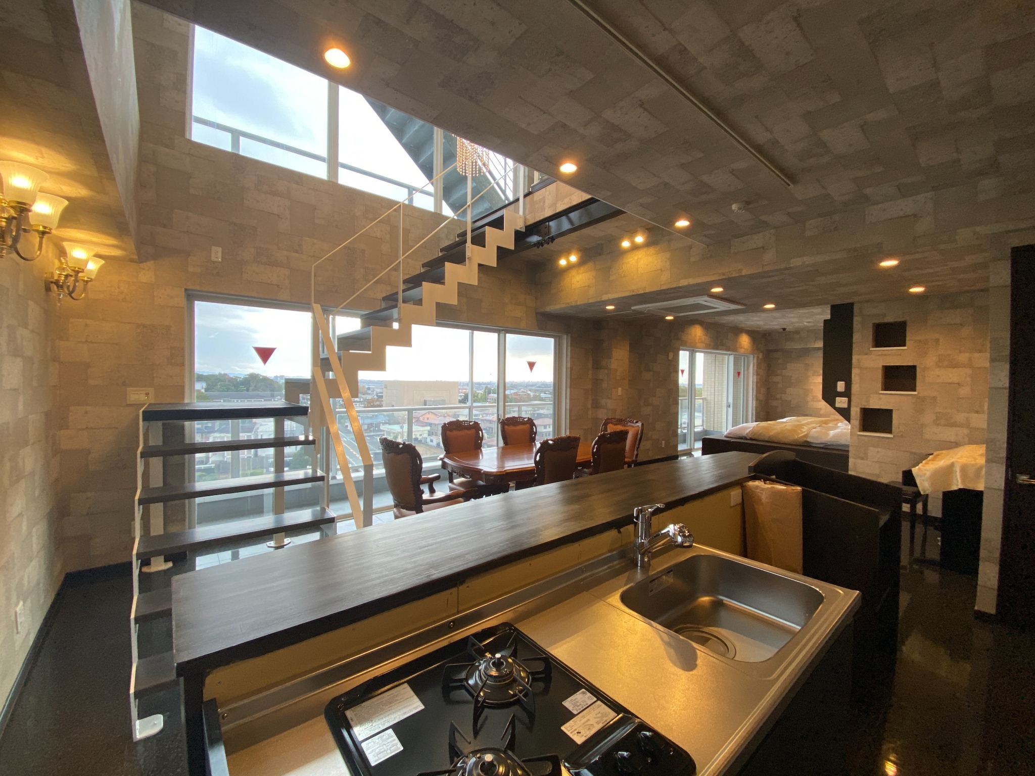 BARカウンター付き。カップルや仲間でお酒をお楽しみください。