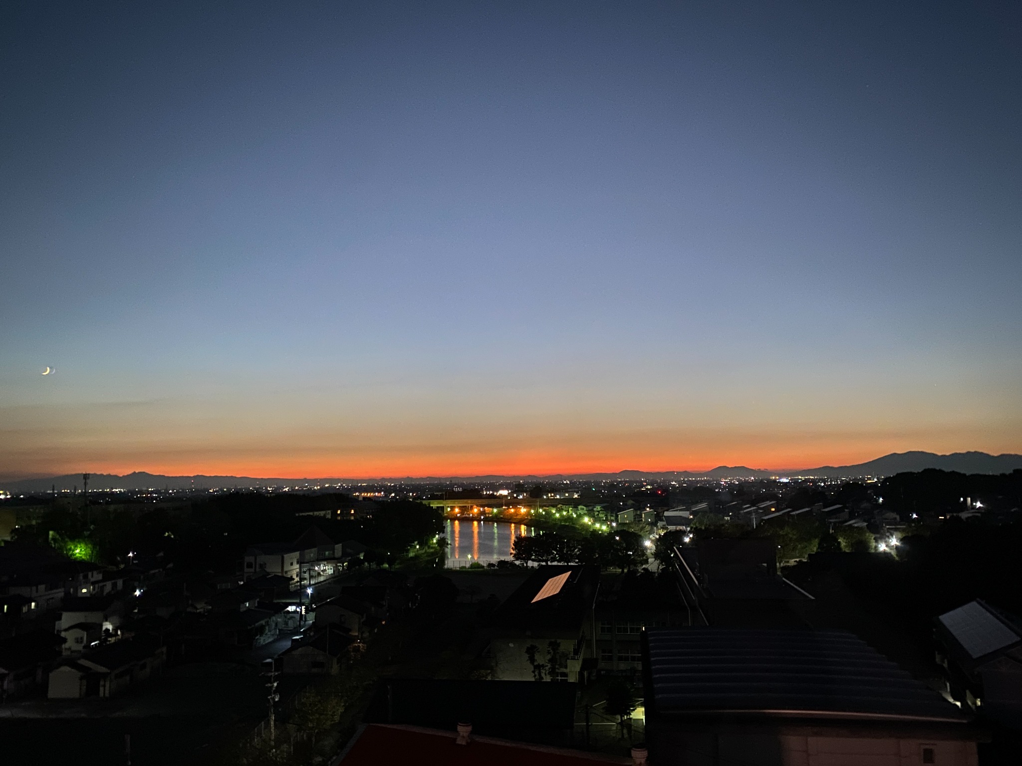 夕日と池のコントラストが綺麗です