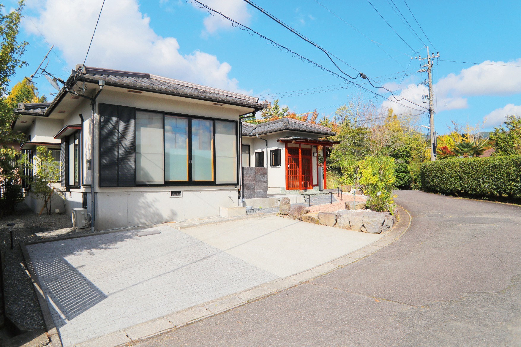 当宿の駐車場です。2～3台のお車を止めることができます。