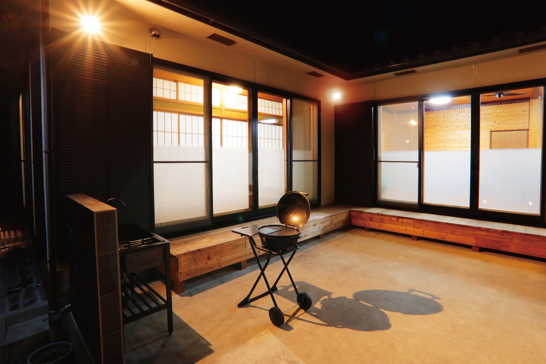 庭では電気コンロでバーベキューも楽しめます。