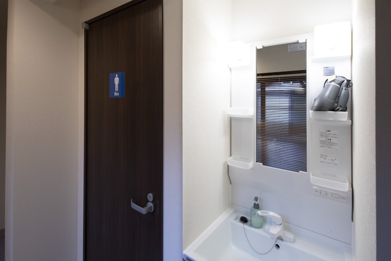 1階シャワー室【共用スペース】ご利用の際は内側から鍵をかけてください