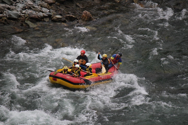 施設に面した吉野川でラフティング体験