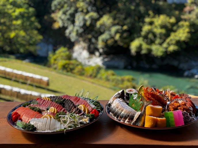 オーダー可能な地元食材（さわち料理、刺身、鰹のタタキ）