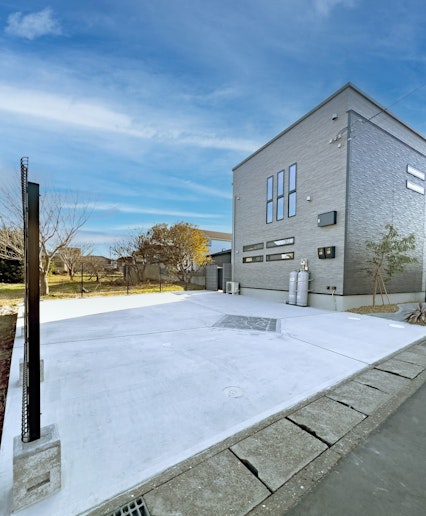 広い駐車場を完備-お車2台程度