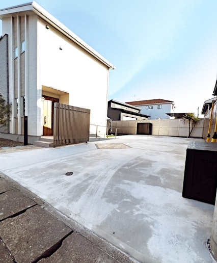 広い駐車場を完備-お車2台程度