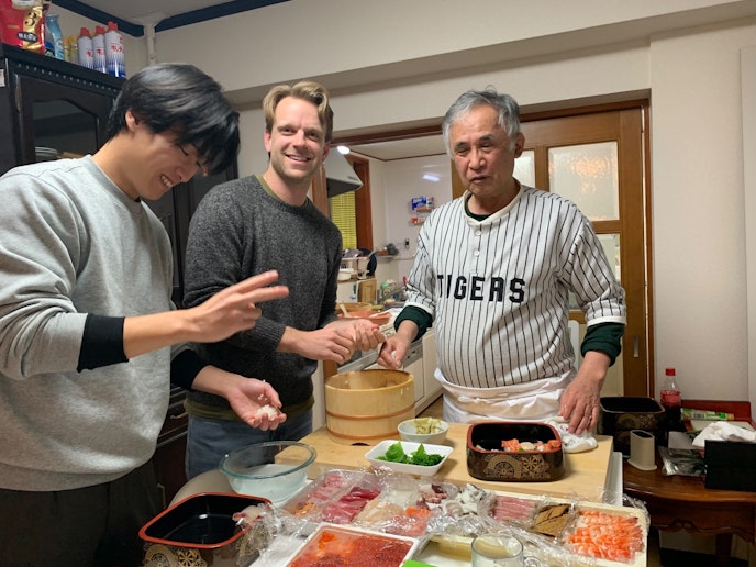 彼等は友達になって後から会っていました