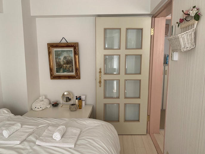 洋間のテーブルに化粧水、乳液、綿棒、コットン、拡大鏡などが置いています。