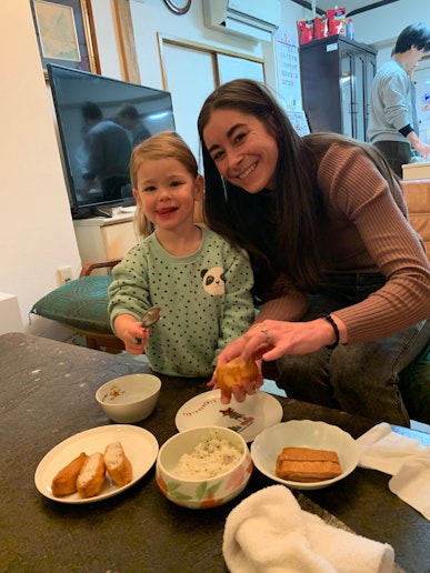 小さなお子様は稲荷寿司にチャレンジ